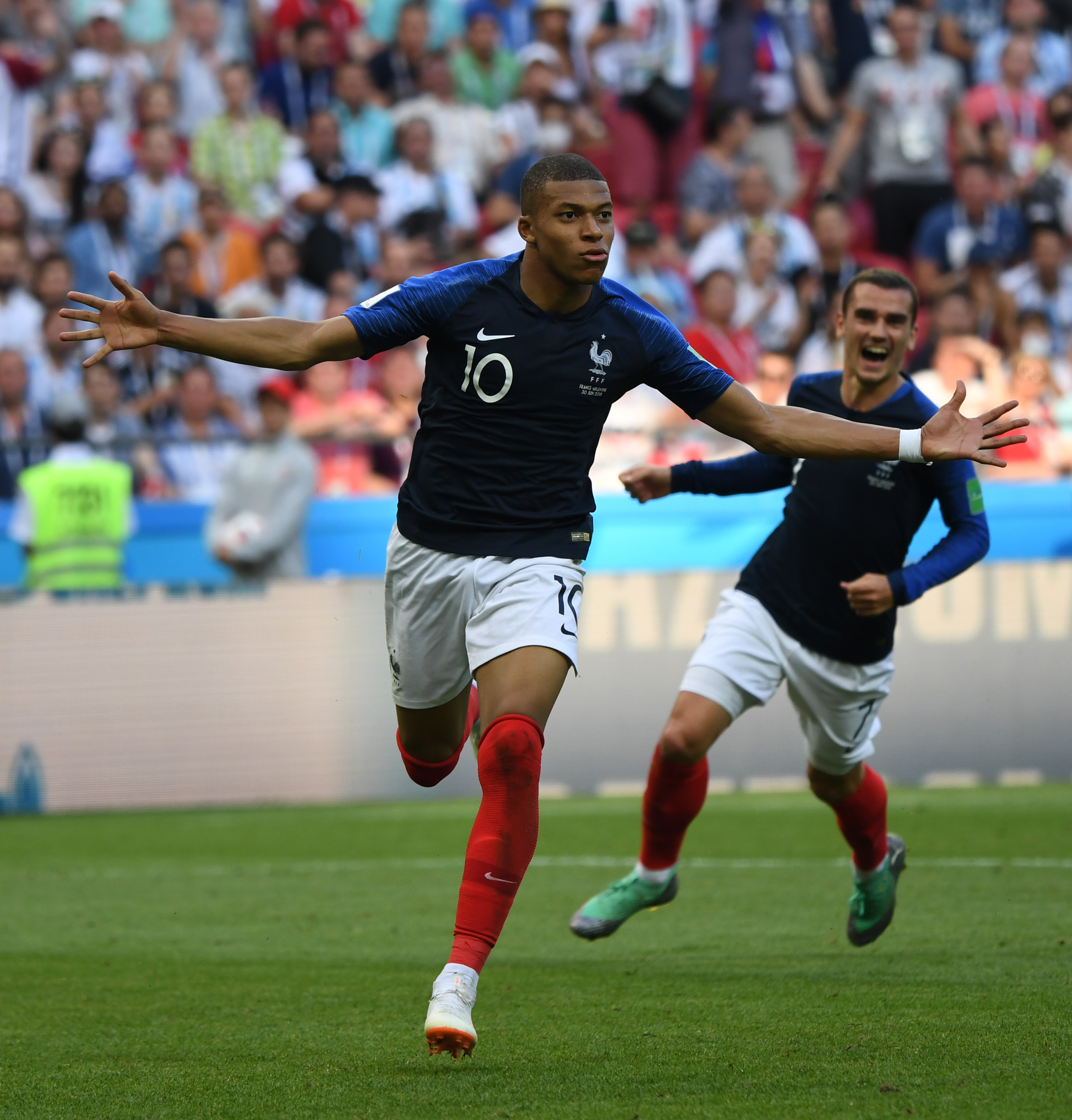 为迎接梅西到访，印度加尔各答街头正在建造梅西的雕像（印度加尔各答为迎梅西来访，街头兴建梅西雕像）