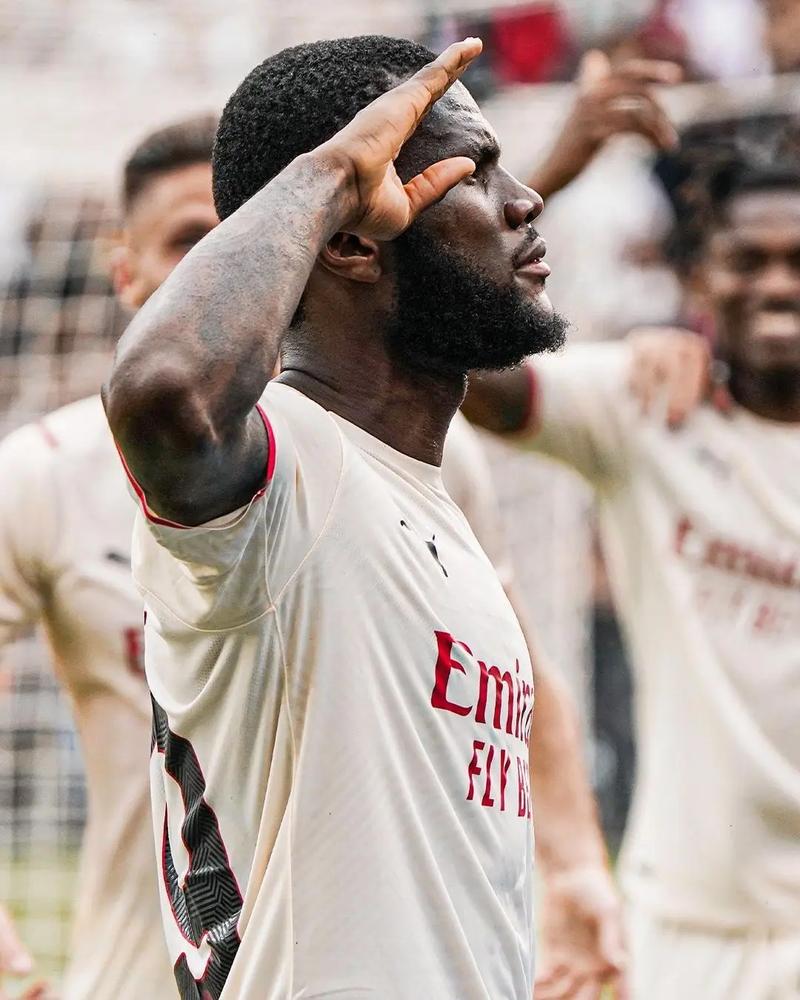 意甲劲旅末分钟遭绝杀，主帅怒斥裁判（意甲强队读秒被绝杀，主帅赛后怒批裁判）