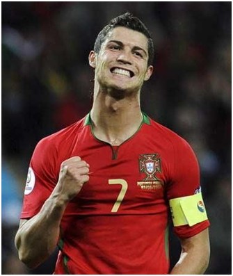 库里尝试用高尔夫球投洞，看起来比他投三分难多了