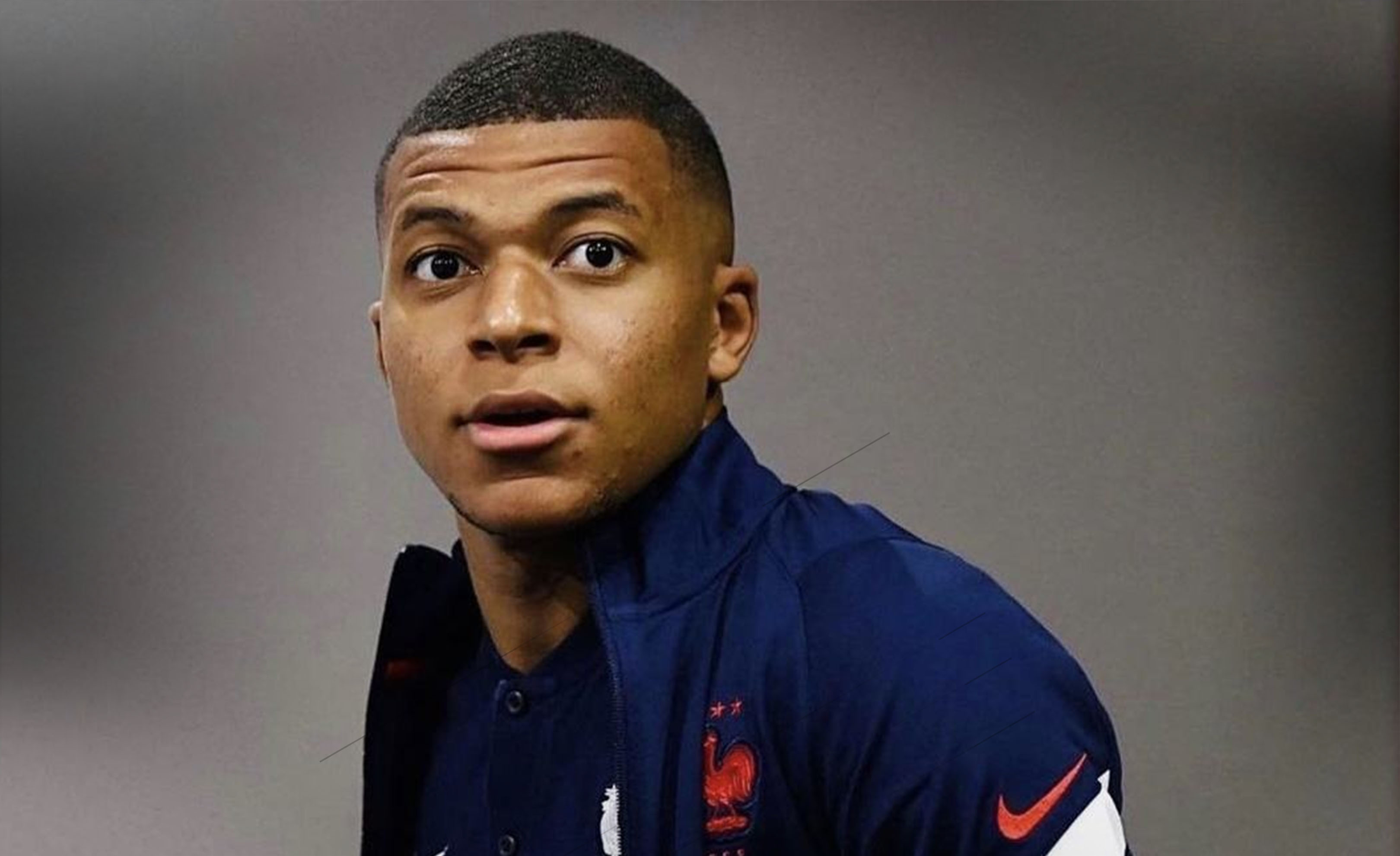 前锋关键时刻破门，球队士气高涨