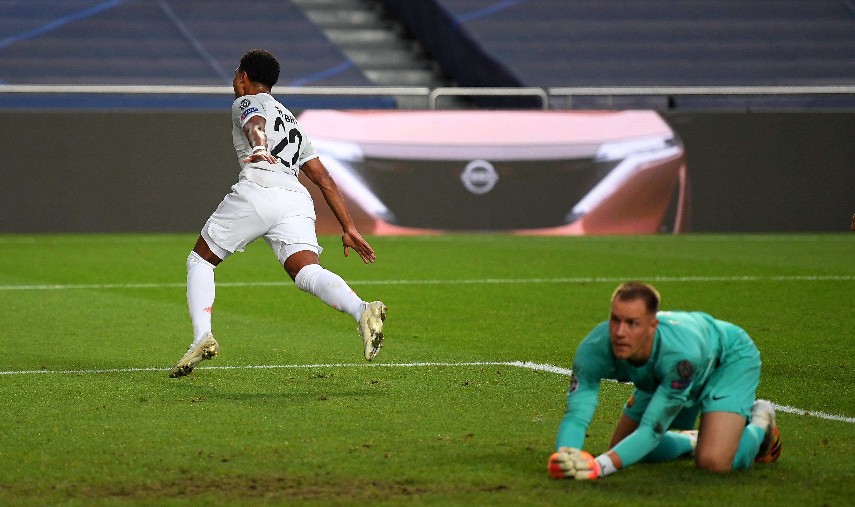 伤兵满营！记者：卡马文加、赫伊森等7人或将无缘皇马战曼城