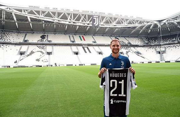 欧联比赛中一球员嘲讽对手鼻子形状，多名队友上前打抱不平（欧联赛场球员讥讽对手鼻型，多名队友上前声援）