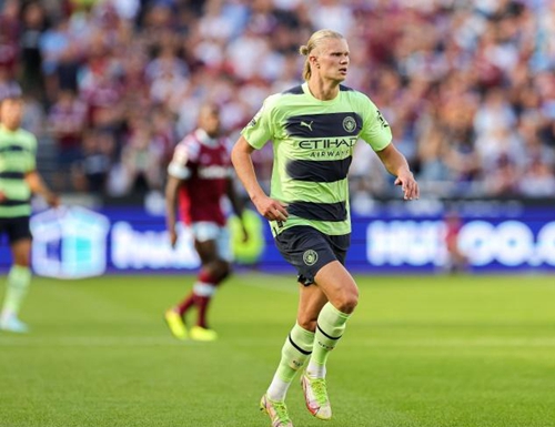 创历史，埃因霍温是首支正式比赛在安菲尔德打进3球的荷兰球队