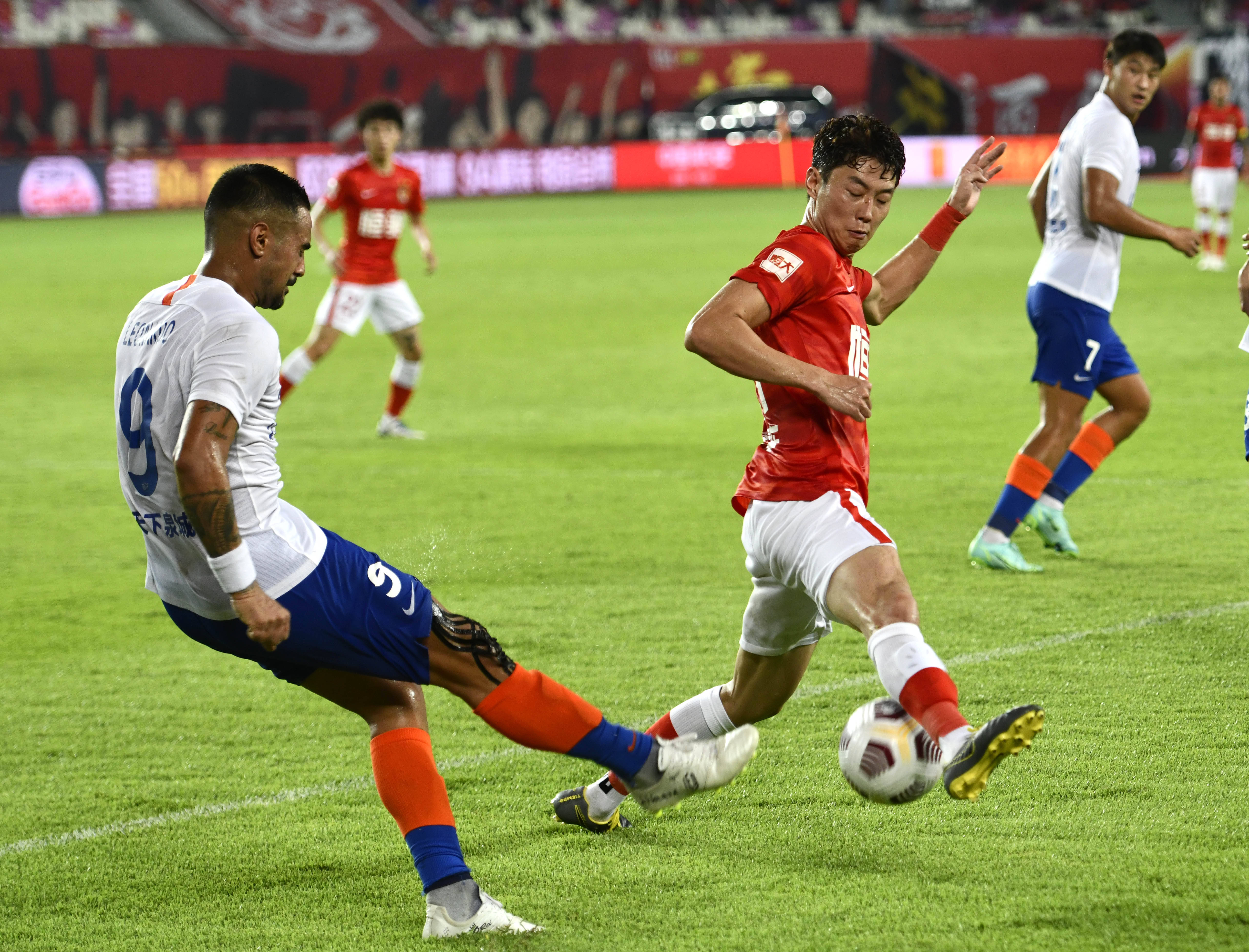 FIFPro最佳阵入围次数榜：梅西17次居首，姆巴佩6次进入前十（FIFPro最佳阵入围次数排名：梅西以17次领跑，姆巴佩6次跻身前十）